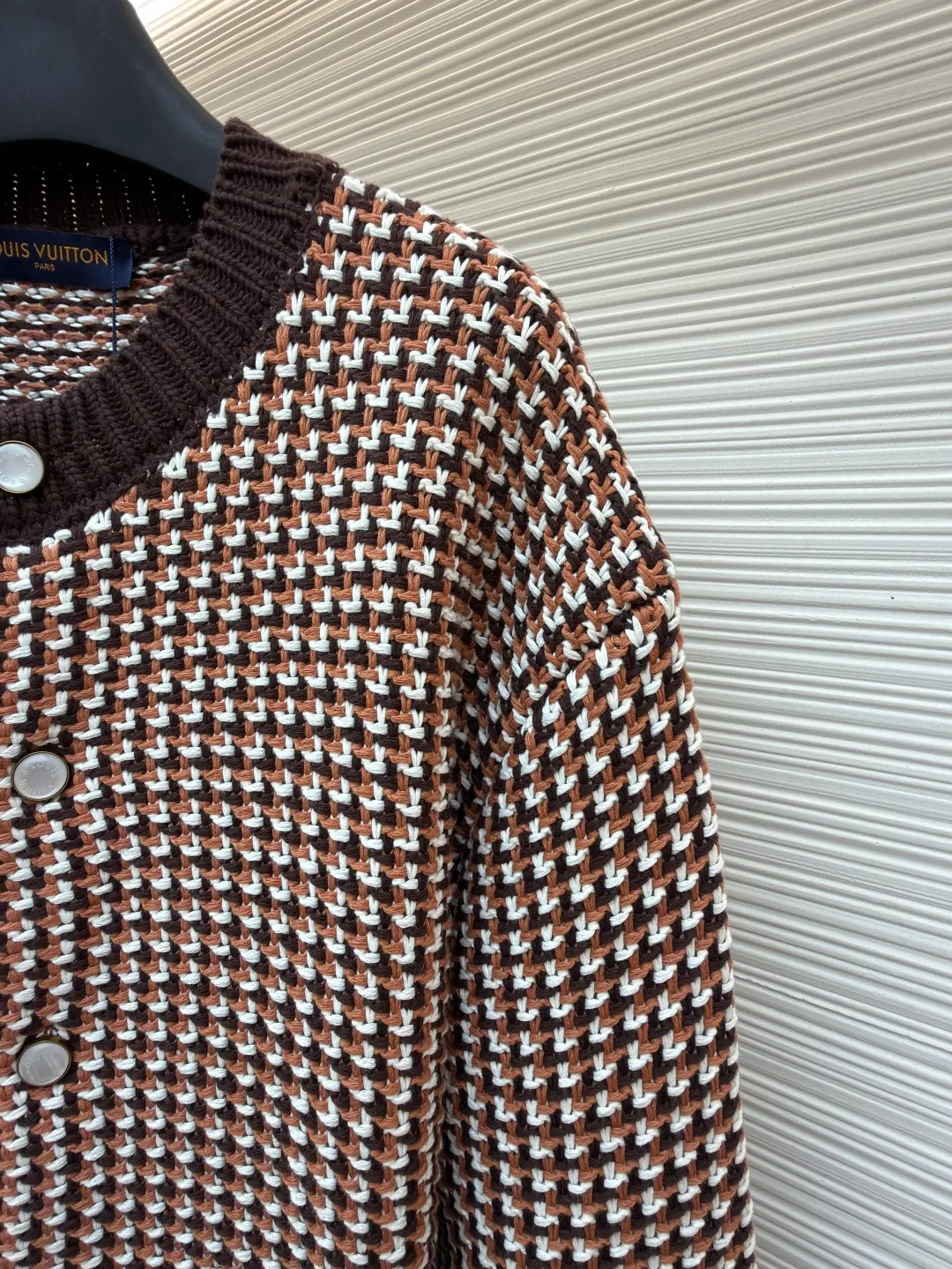LOUIS VUITTON Thick needle houndstooth color block jacquard pearl button knitted cardigan ●Item number: 1682237-B95 ●Material: wool blended fabric ●Technology: knitted jacquard production ●Color: pattern ●Version: fitted version ●Weight: about 1220 grams ●Size: S-M-L-XL ●Description: This houndstooth knitted cardigan is woven with worsted wool blended yarn. It uses double-ply threading technology to make the yarn tighter. It uses yarn-dyed jacquard technology to create a classic houndstooth pattern. The pattern is clear and symmetrical, with natural color transitions and is not easy to fade. The body of the garment uses a four-knit knitting process. The fabric has high density, good elasticity, and good warmth retention and anti-pilling properties. The neckline, cuffs and hem are designed with ribbed edges and are made of high-elastic spandex blended ribs, which will not easily loosen and deform after long-term wear. The placket is equipped with matte mother-of-pearl buttons, which are hand-polished and polished for a warm texture. The overall design adopts three-dimensional tailoring, and the stitching between the shoulders and body uses embedded clip technology. The stitching is smooth and has no bulges. The spacing of each stitch is precisely controlled, and the exquisite knitting craftsmanship and ingenuity are displayed in every detail. The overall wiring is straight and delicate, the fabric is comfortable and soft, and the color is consistent without color difference. It can be matched with the same style to create a fashionable look and control various occasions. Customized accessories, complete with three standards, same style for men and women!
